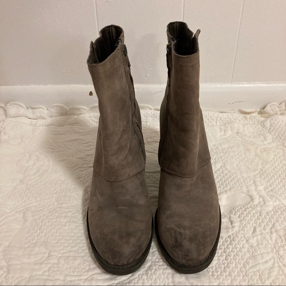 ALDO leather ankle heel bootie button fold over almond shape toe size 8 - Picture 3 of 13